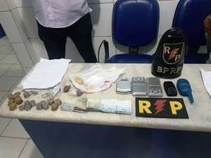 Um foge e dois são autuados em flagrante por posse ilegal de arma de fogo