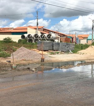 [Vídeo] Com obra da prefeitura parada, moradores cobram recuperação de rua em Arapiraca