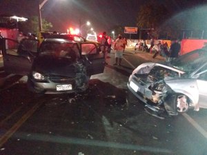 Homem tenta socorrer esposa baleada e se envolve em grave acidente