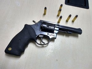Policial atira e mata colega de profissão após confundi-lo com criminoso
