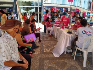 [Vídeo] Incentivo à prevenção toma conta do centro de Arapiraca durante evento do Outubro Rosa