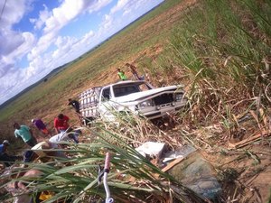 Veículo capota, população tenta saquear a carga e rouba R$ 4mil de motorista