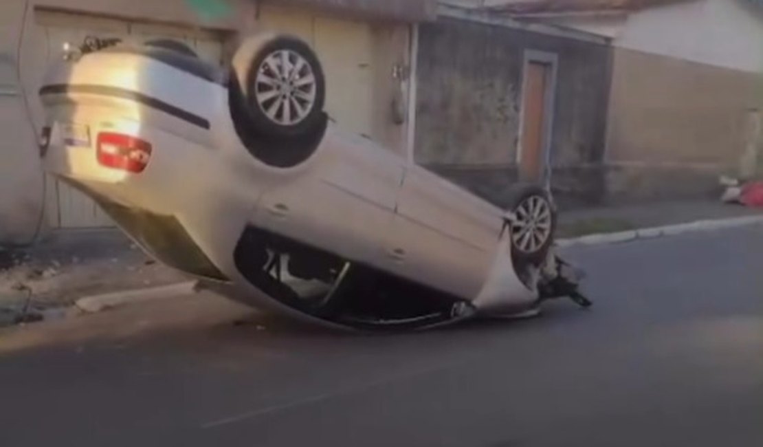Carro capota e deixa apenas danos materiais no bairro Santa Lúcia, em Maceió