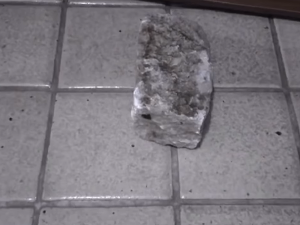 Com um paralelepípedo, criminosos quebram vitrine de loja no centro de Arapiraca e fazem arrastão