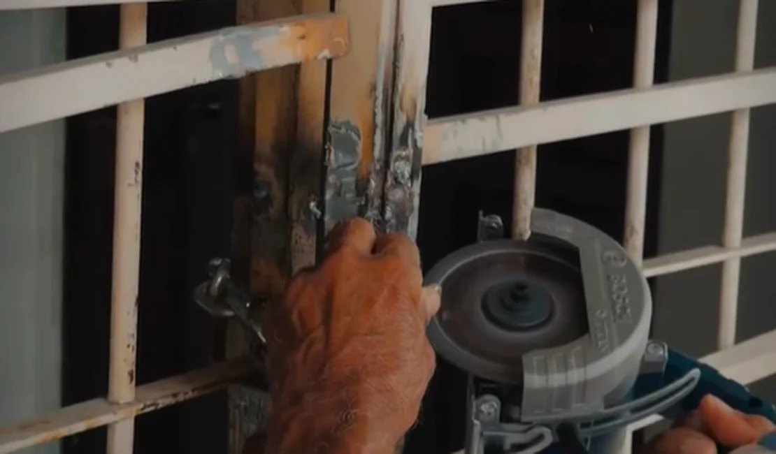 [Vídeo] Homem é preso após soldar porta da casa da ex durante briga por imóvel em Maceió