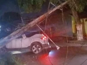 Condutor perde controle direcional e carro colide contra postes em Arapiraca