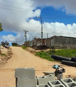 Obras de pavimentação de ruas avançam no bairro Jardim Tropical, em Arapiraca