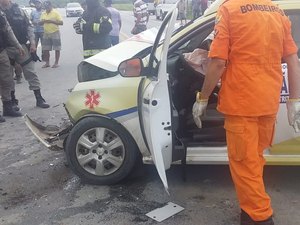 [Vídeo] Ambulância que transportava passageiro se envolve em acidente com ônibus