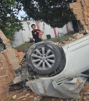 Carro capota, bate contra muro e deixa pessoa ferida no bairro Santa Amélia, em Maceió