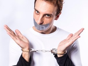 Humorista Léo Lins se apresenta em Maceió no sábado (21)