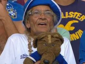 Torcedora-símbolo do Cruzeiro, idosa é levada para hospital após ser agredida por atleticanos