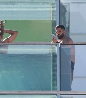 Neymar curte piscina e churrasco em passagem pelo Rio