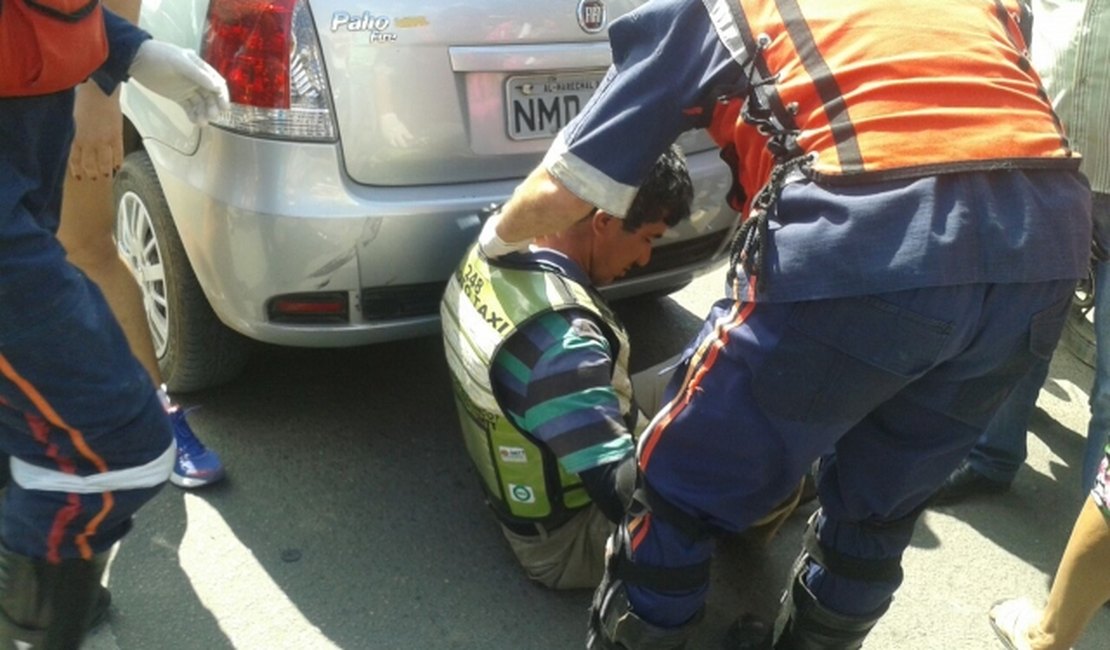 Moto colide na traseira de carro parado em faixa de pedestres