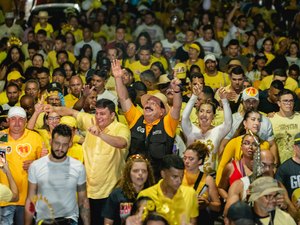 Junto de GG, Carlos Gonçalves reúne multidão de apoiadores pelas ruas de Rio Largo