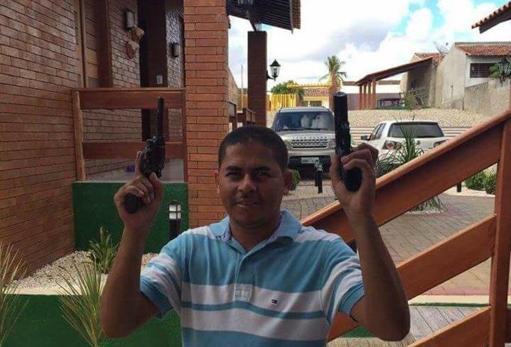 Jardineiro de candidato a prefeito de Major Izidoro se exibe em redes sociais com armas de fogo