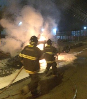 [Vídeo] Carro sofre perda total após pegar fogo na Av. Durval de Góes Monteiro
