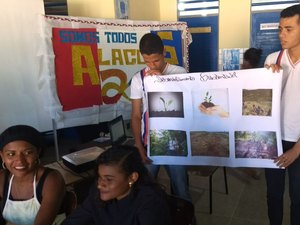 Alunos de escola pública orientam população sobre uso consciente de água