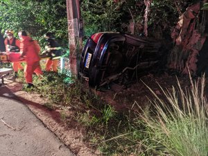 Carro colide em poste e deixa feridos em Maragogi