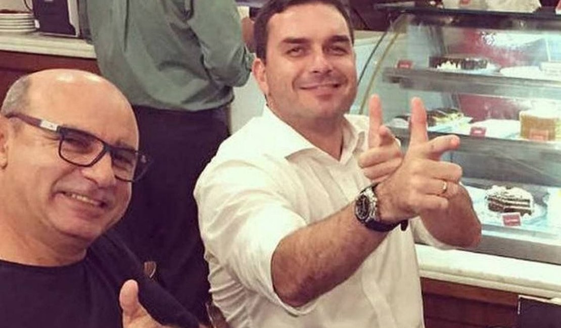 Queiroz ajudou esposa de Flávio Bolsonaro a quitar cobertura, diz MPRJ