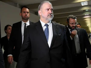 PGR se manifesta contra apreensão de celular de Bolsonaro