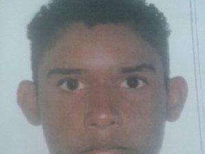 Jovem avista polícia e tenta fugir, mas acaba localizado e preso com drogas e armas