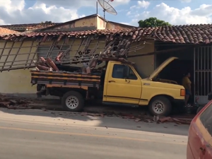 Caminhão desgovernado atinge residência em Santana do Ipanema