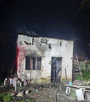 Residência fica completamente destruída em incêndio registrado no bairro do Prado, em Maceió