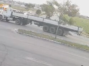 Motociclista morre ao ser atropelado por carro e carreta no Benedito Bentes