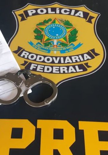 PRF cumpre mandado de prisão durante abordagem a veículo em Canapi