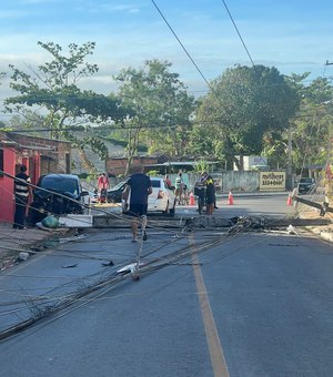 Carro colide em poste e espalha grande quantidade de fios na pista; motorista ficou ferido