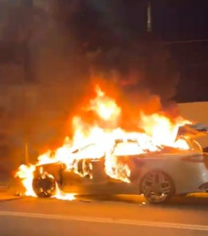Carro incendeia na Avenida Durval de Góes Monteiro, em Maceió