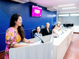 'Em Maceió, os Direitos básicos só chegam por ordem judicial', diz Teca Nelma durante sessão