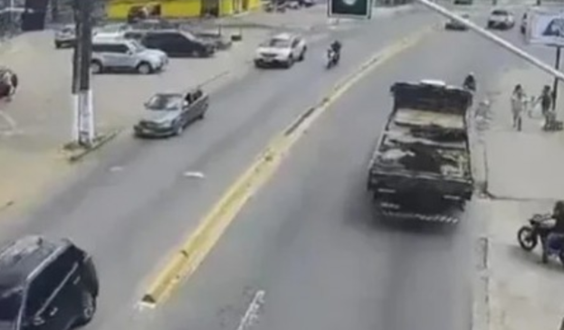 Ciclista que foi atropelado por caminhão segue em estado grave no HGE