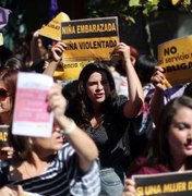 Mulheres são esfaqueadas em marcha pró-aborto no Chile
