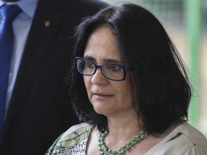 Damares apresenta a Moro proposta para agravar pena de abuso sexual