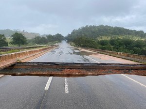 [Vídeo] Cabeceira de ponte cede e trecho da BR 101 fica interditado em Teotônio Vilela