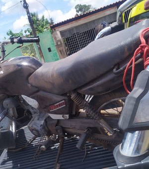 Polícia recupera motocicleta roubada que estava sendo usada em assaltos, em Coruripe