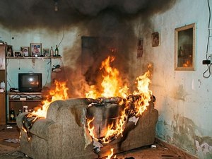 Homem ateia fogo no sofá de casa em Maceió após brigar com irmão