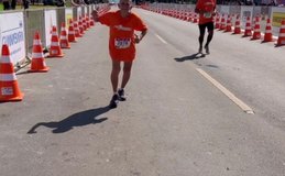 Idosa de 78 anos completa meia maratona em Brasília