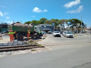 Rota alternativa: supervisor da SMTT orienta a população para interdição na Av. Walter Ananias