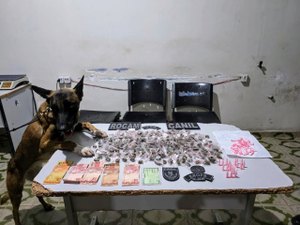 Após fuga de suspeito, Canil da PM apreende drogas em residência no bairro Canafístula