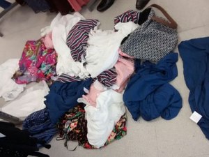 Mulher é presa após furtar 25 peças de roupas em loja de shopping