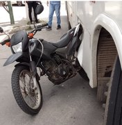 Motociclista colide contra ônibus no Trevo da Toca do Índio, em Penedo