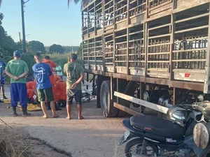 Colisão entre moto e caminhão deixa dois feridos na zona rural de Arapiraca