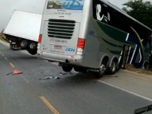 Acidente com ônibus que levava time sub-15 do Bahia deixa dois mortos