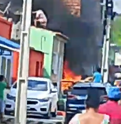 [Vídeo] Homem ateia fogo na própria residência no bairro Zélia Barbosa, em Arapiraca