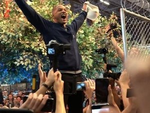 Will Smith mostra bastidores de vinda ao Brasil em vídeo