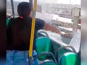 [Vídeo] Mãe quebra janela de ônibus após criança passar mal com o calor no Rio de Janeiro