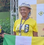 Carminha sobe ao pódio com bandeira de Arapiraca na Corrida Maio Amarelo em SP