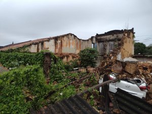 Casa antiga desaba e destroços atingem carros de estacionamento vizinho